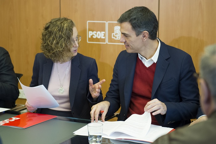 Gloria Rojas, junto al secretario general del PSOE