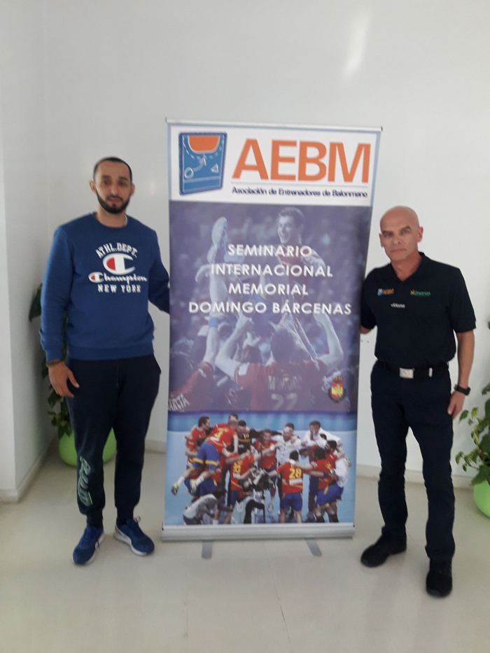 Faisal Salmi, entrenador del C.D. Gimnástico Melilla, junto a Julio José Pina, presidente de la AEBM