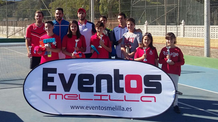 Foto de familia de los ganadores y los finalistas del I Torneo de Tenis Eventos Melilla