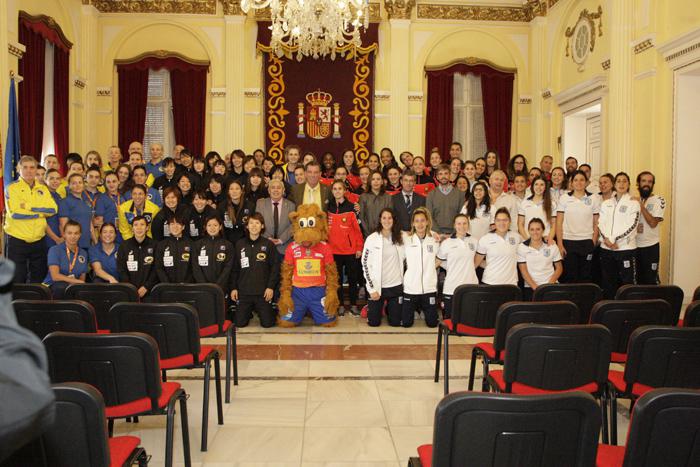 Foto de familia de la recepción a los participantes en el Torneo Internacional Ciudad de Melilla