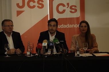 Eduardo de Castro, presidente de C´s, y Juan Ríos y Paola Villalolbos, de Jóvenes Ciudadanos