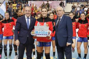 Imbroda entrega el trofeo de campeón a España, que recogió la capitana