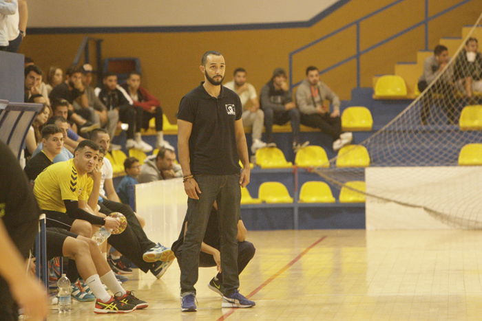 Faisal Salmi, entrenador del C.D. Gimnástico Melilla, se mostró contrariado por la derrota