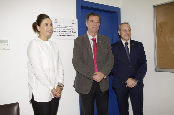 Samira Mizziam, Antonio Miranda y Francisco Blázquez, en la puerta de la nueva sede social de la Federación Melillense de Balonmano