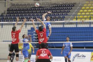 Mario Junior, jugador del Club Voleibol Melilla, en una acción del partido ante el Tarragona