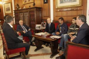 Los dirigentes del voleibol nacional y local con el presidente de la Ciudad y el consejero de Deportes