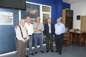 El músico con los directivos de la casa