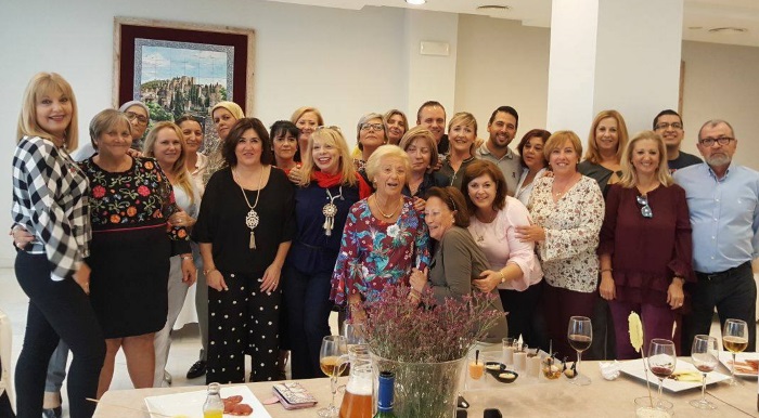 La presidenta de la AECC de Melilla, Ana Rodríguez, ha querido agradecer la labor de los voluntarios y ayer les ofreció un almuerzo en el Hotel Melilla Puerto