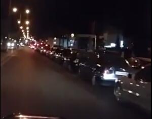 Captura de un vídeo enviado por un lector a MELILLA HOY en la que se ve la “supercola”