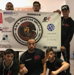 La expedición melillense comandada por su entrenador Suli y su segundo Yamil, con los cuatro luchadores locales