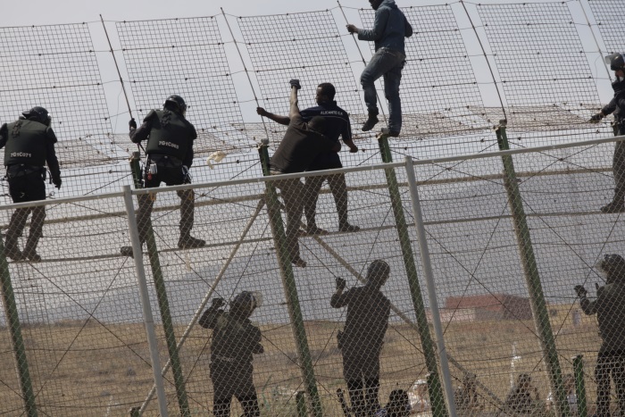 Una de las intervenciones en la valla de Melilla por parte de los GRS de la Guardia Civil
