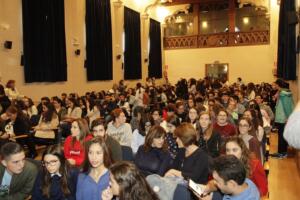 El salón de actos de la UNED estuvo abarrotado de jóvenes