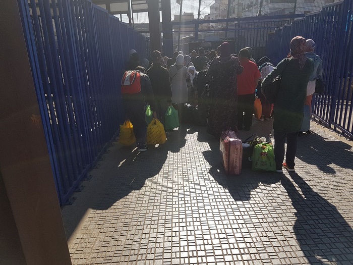 Según afirmaron algunos testigos, los aduaneros marroquíes llevan varios días restringiendo el paso de mercancías e incluso requisándola