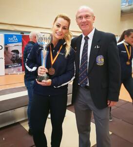 El melillense Julio García Pastor entregó a Lydia Valentín el trofeo a la mejor marca de la Copa de la Reina