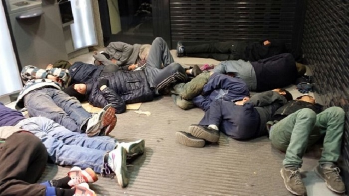 Menores extranjeros no acompañados duermen en un cajero