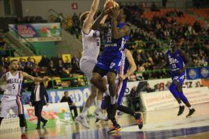 Reggie Johnson intentando anotar ante la oposición de Edu Durán