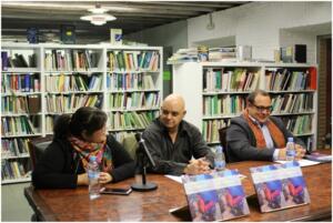 El autor Fernando Fiestas (en el centro de la imagen) con la editora de Lastura y con el poeta Fermín Fernández Belloso