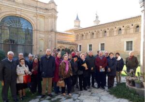 El grupo ante la fachada del monasterio