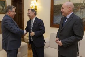 El presidente ceutí, Juan Vivas, y el delegado del Gobierno, Nicolás Fernández Cucurull, en Madrid con el ministro del Interior