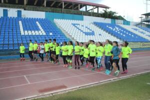 Los jóvenes atletas completaron un total de cuatro pruebas atléticas, carrera de velocidad, lanzamiento de peso, carrera de 400 metros y salto de longitud