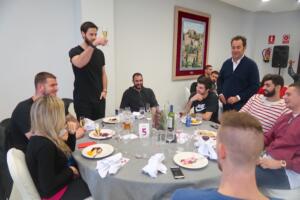 El capitán del equipo, Pablo Almazán, durante el brindis