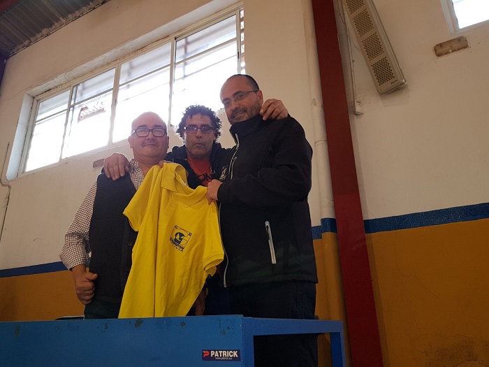 José Luuis Torrecilla, presidente del Gimnástico, entrega una camiseta del club a José Guirado, fiel seguidor del equipo