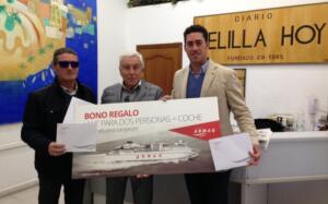 El delegado de ARMAS en Melilla, Manuel García y el Editor de MELILLA HOY, Enrique Bohórquez, entregan uno de los premios a Francisco Javier Hernández Padilla (a la izquierda)