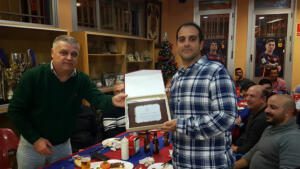 Carlos R. Busto recibió una placa del club durante una cena