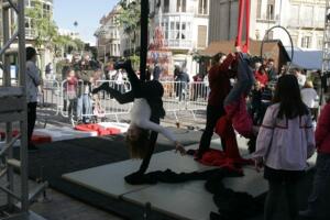 Melillenses realizando acrobacias en la escuela de circo de la calle O’Donnell