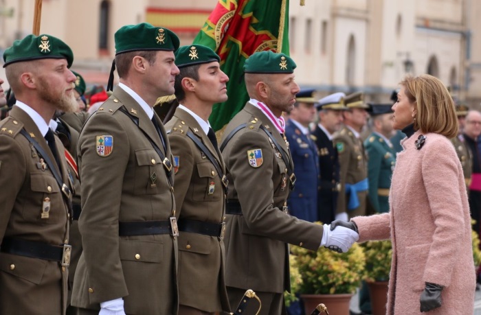 La ministra de Defensa, María Dolores de Cospedal, saluda al melillense Carlos Asensi, Teniente Coronel al mando del Batallón de Infantería Motorizada de Barcelona