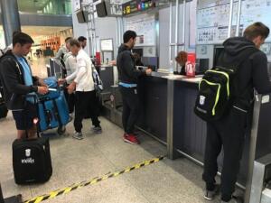 Los componentes de la expedición azulina, en el aeropuerto de Málaga, en la mañana de ayer lunes