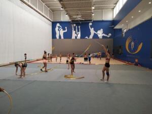Foto de familia de los participantes en la Fiesta de Navidad de la Escuela de Iniciación de la Federación Melillense de Baloncesto