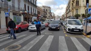 Un policía local regula el tráfico en la zona centro