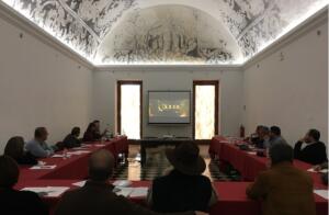Fadela Mohatar presentando su ponencia en la Asamblea de la Ruta de los Fenicios
