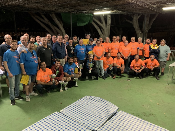 Foto de familia de periodistas deportivos y federativos de baloncesto, en el encuentro del pasado año