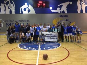 Foto de familia entre los informadores deportivos y los federativos de baloncesto