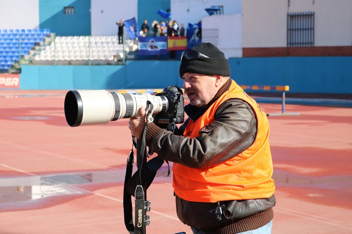 Ejerciendo su profesión de fotógrafo deportivo en el Estadio Álvarez Claro