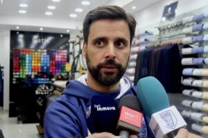 Alejandro Alcoba, ayer durante su intervención ante los compañeros de la prensa local