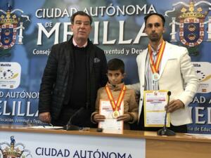 Zariouh y El Khaouyani posan junto al consejero con sus diploma y sus respectivas medallas