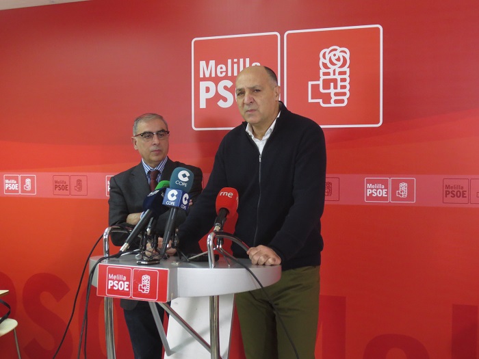 El secretario Ejecutivo del PSOE de Melilla Fidel Moga, junto al senador socialista José Martínez Olmos