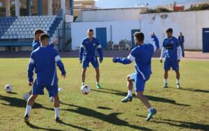 La plantilla de la U.D. Melilla se ejercitó ayer viernes, en el césped del Estadio Municipal Álvarez Claro