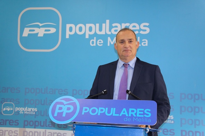 El vicesecretario regional de Comunicación del PP, Javier Lence, ayer en su rueda de prensa