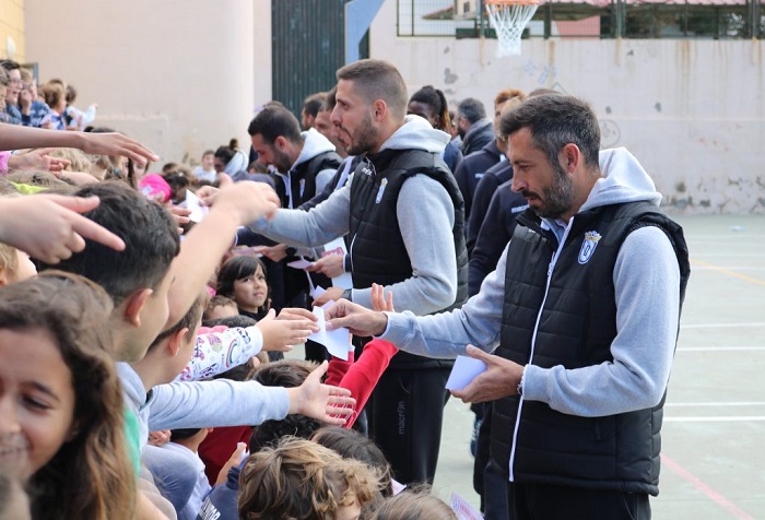 Manolo Herrero, entrenador de la U.D. Melilla, en el Colegio Pintor Eduardo Morillas, repartiendo entradas entre los alumnos