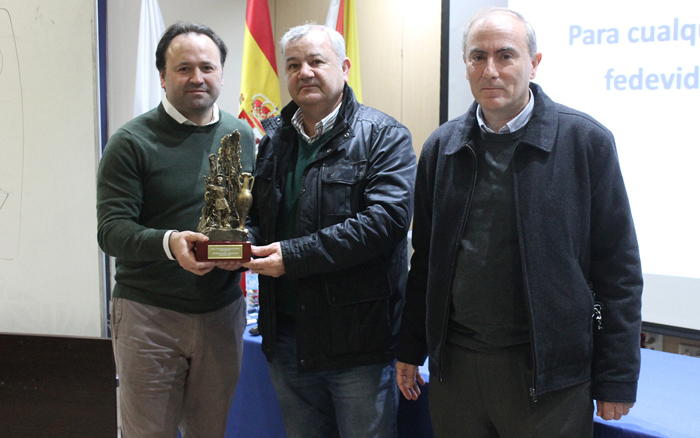 Fede Vidal recibió una estatua de Pedro de Estopinán como recuerdo de su visita