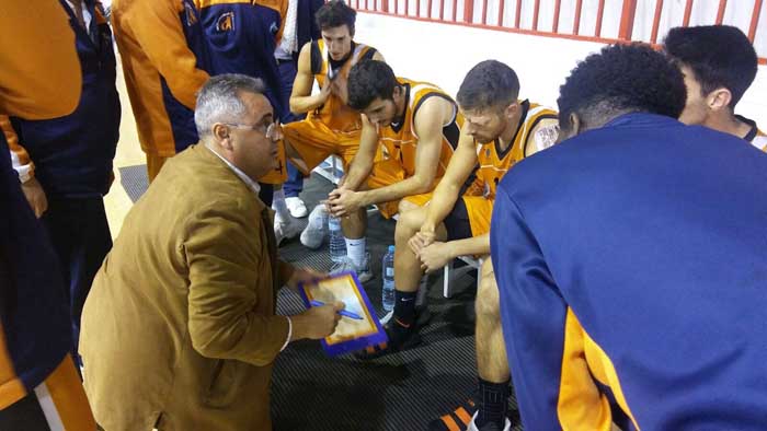 Javi Nieto, dando instrucciones a sus jugadores en el partido celebrado ayer en Andújar