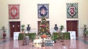 El hall de la Comandancia de la Guardia Civil luce su árbol y correspondiente belén para deleite de las familias que allí residen