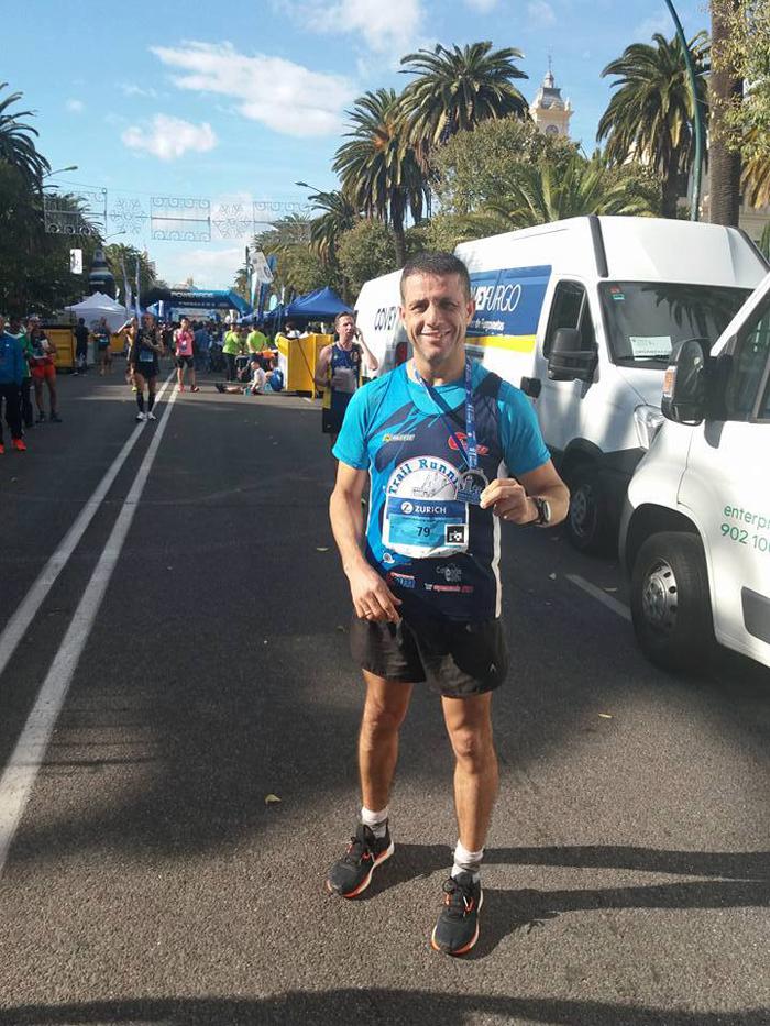 Ahmed Mohamed Karroum muestra su medalla tras finalizar la Maratón de Málaga