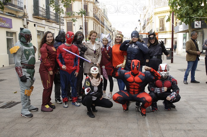 El grupo de ‘superhéroes’ acompañados de Isabel Moreno en la calle O’Donnell