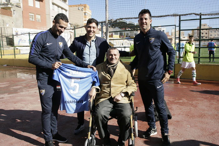 El Málaga B entregó una camiseta al melillense Antonio Camargo, exjugador del Málaga