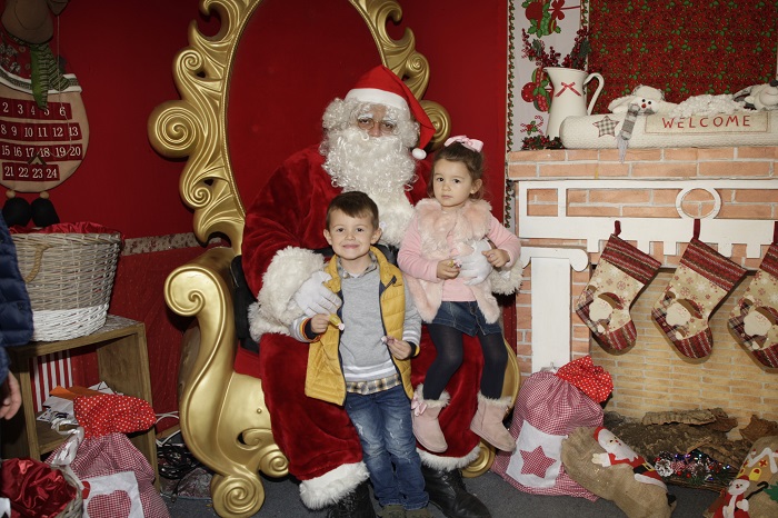 Niños melillenses visitando ayer la casa de Papa Noel en la Plaza Héroes de España